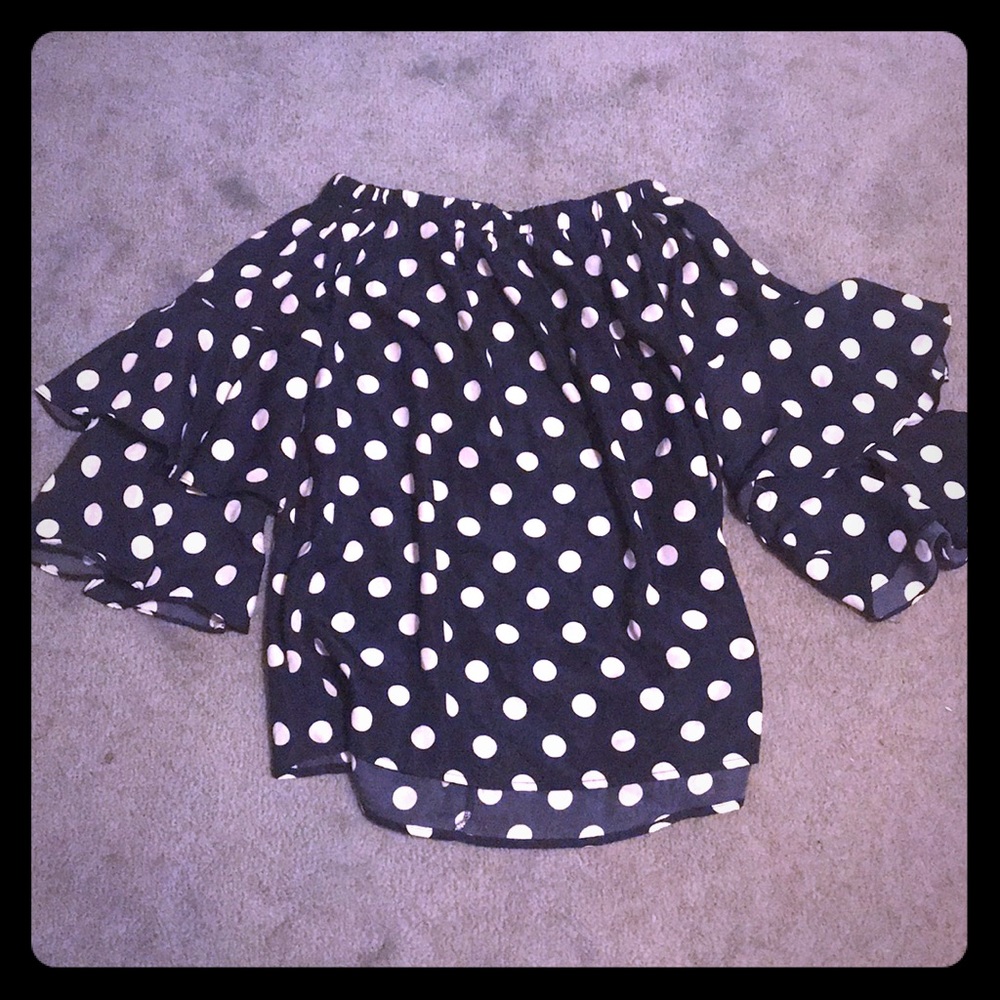 Button blouse, off the shoulder with open sleeves.